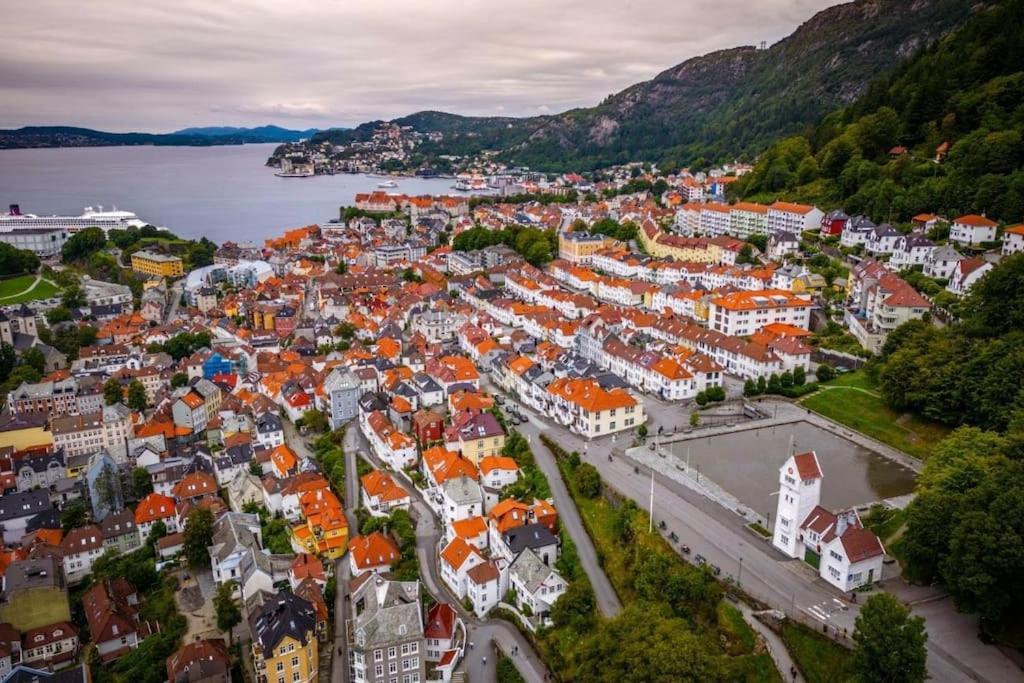 I Bergens Vakreste Gate - Nydelig Utsikt Over Innseilingen Til Bergen! Appartement