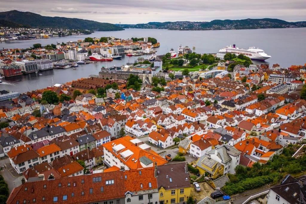 Lejlighed I Bergens Vakreste Gate - Nydelig Utsikt Over Innseilingen Til Bergen!