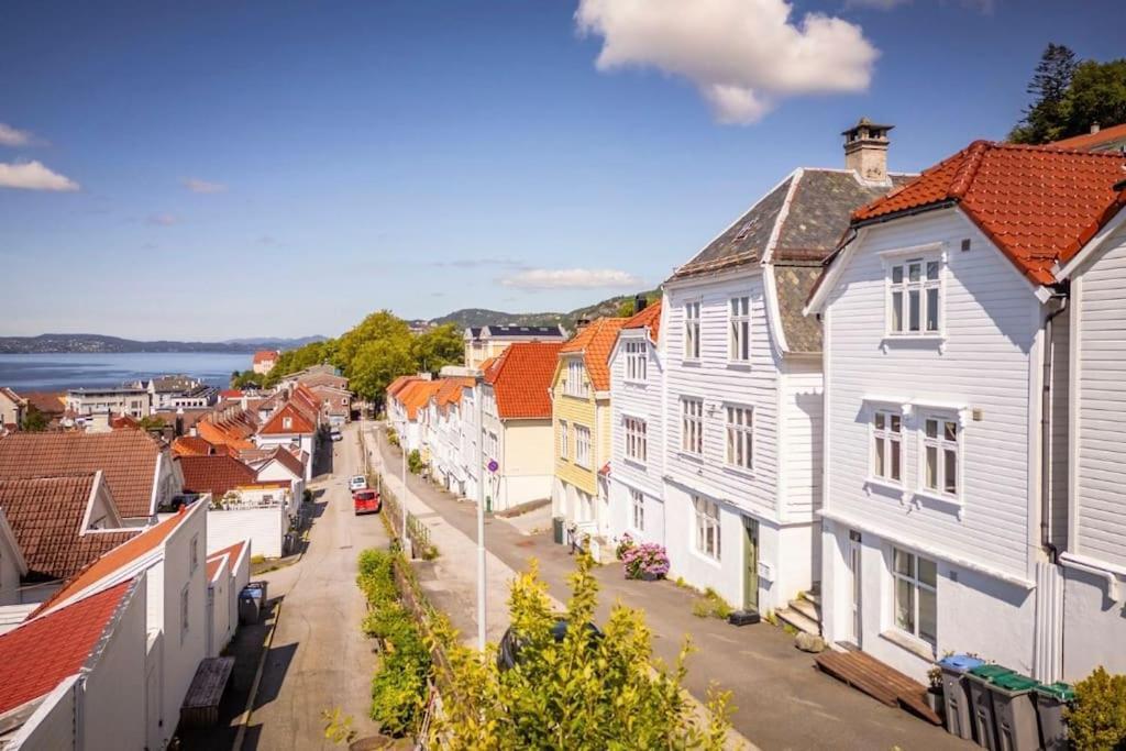 I Bergens Vakreste Gate - Nydelig Utsikt Over Innseilingen Til Bergen! Appartement Bergen