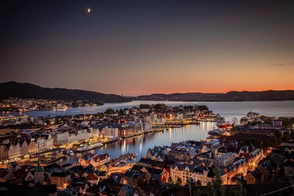 I Bergens Vakreste Gate - Nydelig Utsikt Over Innseilingen Til Bergen! Appartement Bergen