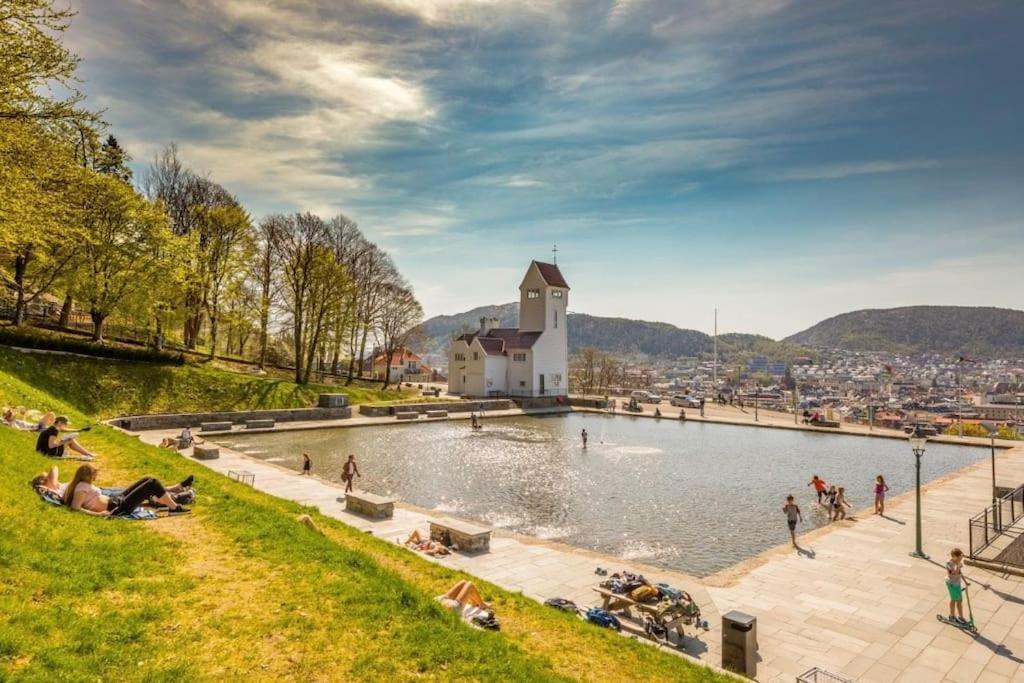I Bergens Vakreste Gate - Nydelig Utsikt Over Innseilingen Til Bergen! Appartement *